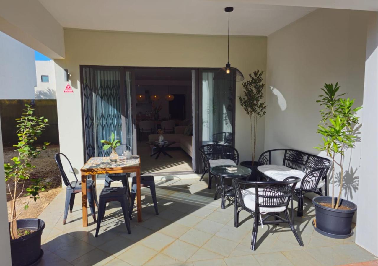 Modern Villa In Grand Bay - Short Walk To Beach エクステリア 写真