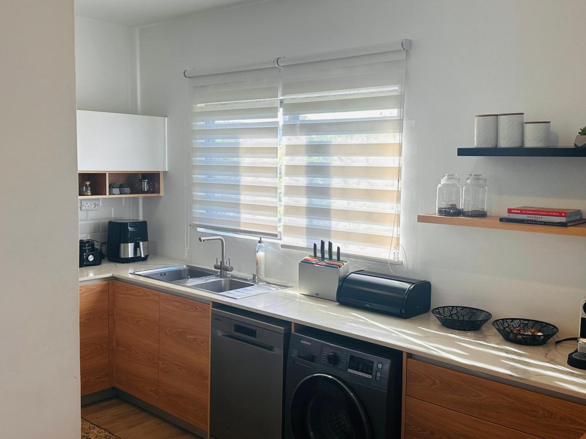 Modern Villa In Grand Bay - Short Walk To Beach エクステリア 写真