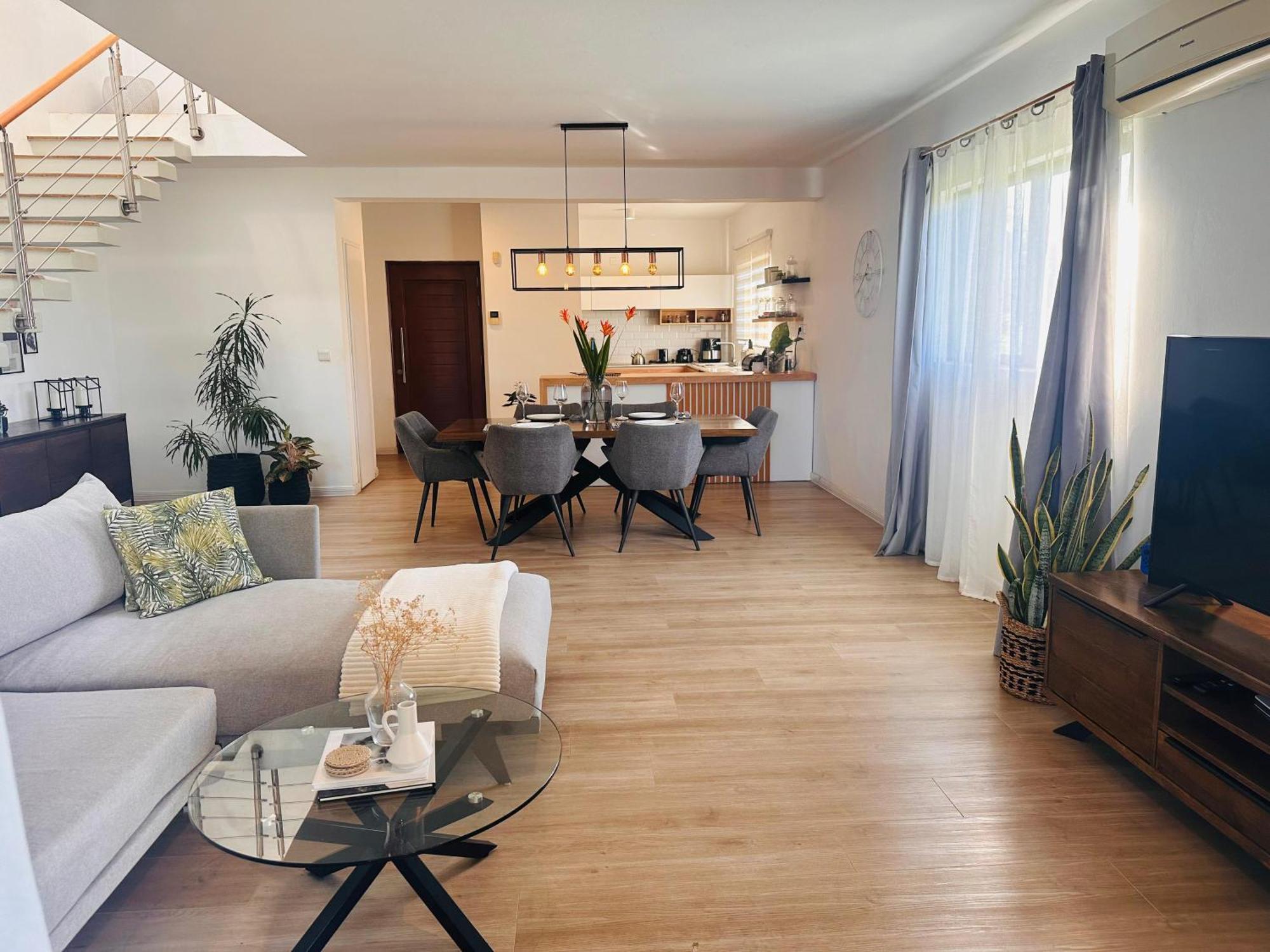 Modern Villa In Grand Bay - Short Walk To Beach エクステリア 写真